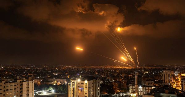 Plus de 100 roquettes tirées vers Israël après des frappes meurtrières sur Gaza