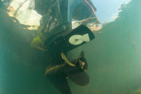 Quand la baigneuse heurte l'hélice du bateau