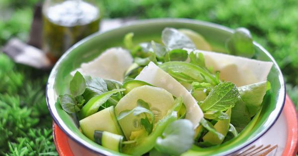 Cuisine / Recette. Une salade 100% verte aux pétales de parmesan
