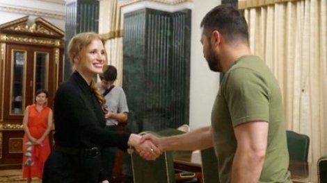 Ukraine : l’actrice américaine Jessica Chastain rencontre le président Zelensky