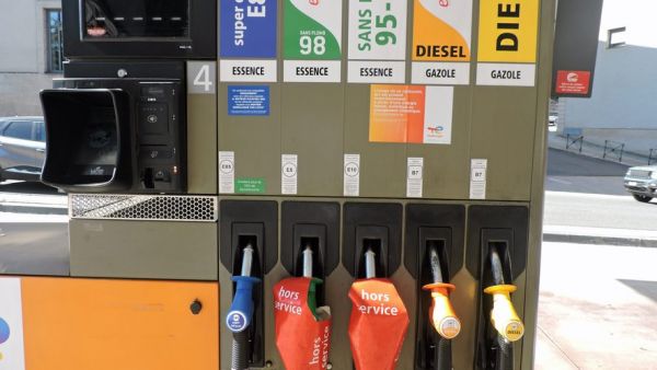 Les prix des carburants baissent encore : l'essence passe sous la barre de 1,80€ le litre, le diesel diminue de 3,9 centimes