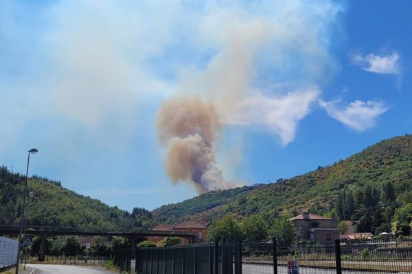 Incendie en Aveyron : 15 hectares de végétation déjà partis en fumée aux Albres près de Figeac