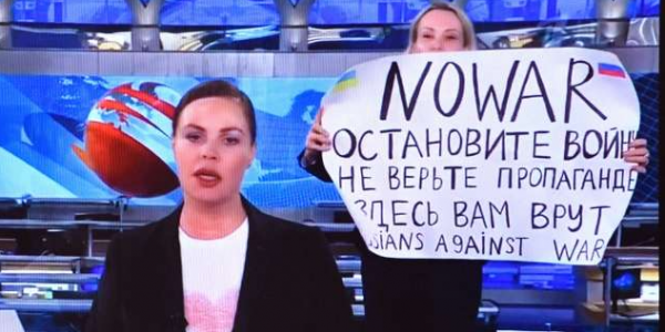 Marina Ovsiannikova, journaliste russe anti guerre en Ukraine, arrêtée à son domicile