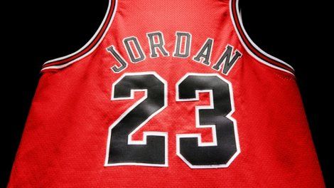 Un maillot du basketteur Michael Jordan proposé aux enchères pour 3 à 5 millions de dollars