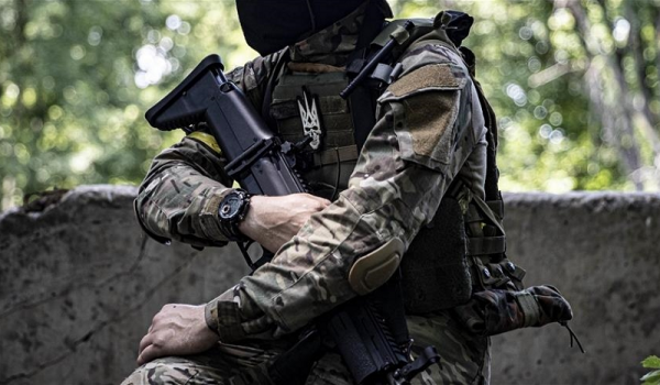Les soldats ukrainiens volent l'argent des soldats décédés étrangers venus les aider