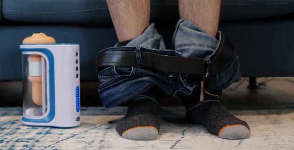 « Finis-moi ! » : on a testé la machine suceuse de bite à commande vocale