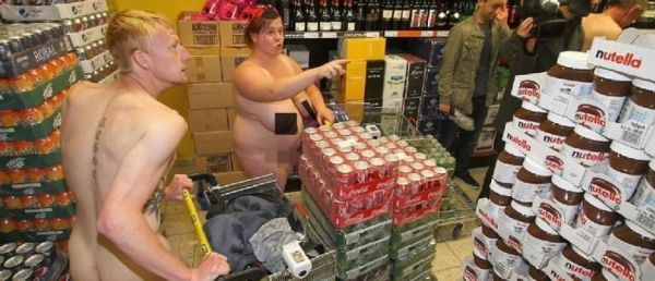 Canicule : En Grande-Bretagne, il est possible de faire son shopping seins nus ou entièrement nu, à condition de ne pas avoir l'intention de choquer, de provoquer et sans connotation sexuelle [...]