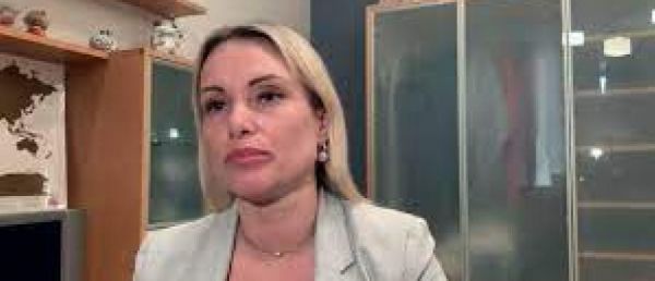 La journaliste russe Marina Ovsiannikova, célèbre pour avoir critiqué l'offensive en Ukraine en direct à la télévision, a été assignée à résidence