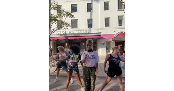 Qui est Jax, la chanteuse qui dénonce les stéréotypes véhiculés par Victoria's Secret ?