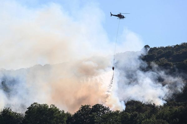 Jura: l'un des incendies progresse, 460 hectares de forêts et de broussailles brûlés