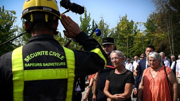 Incendies en Gironde : le maire d'Hostens demande à Élisabeth Borne de "faire intervenir l'armée"