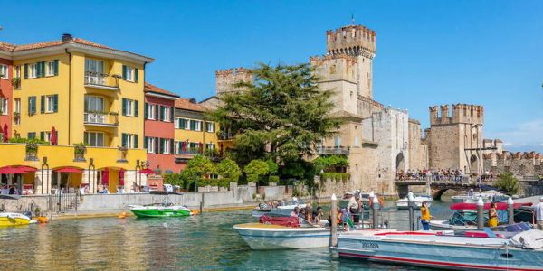 L'Italie appelle les couples à s'embrasser dans des « zones romantiques » dédiées