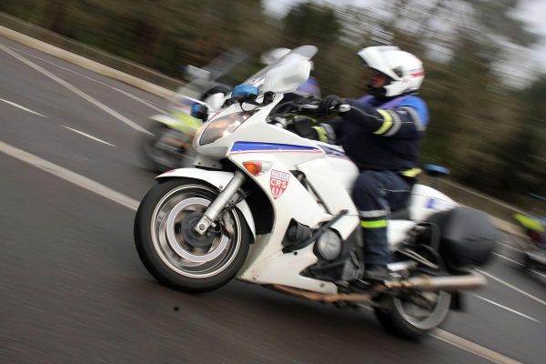 Libourne : une automobiliste fonce sur un motard de la CRS
