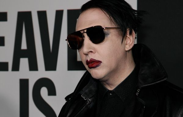 Marilyn Manson apparaît méconnaissable, alors qu'il se prépare à trois procès pour agression sexuelle... Margot Robbie, Rami Malek et Cara Delevingne passent des vacances ensemble en Espagne