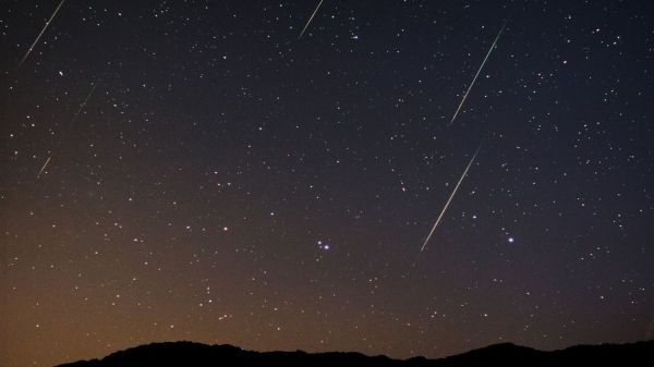 Pluie d'étoiles filantes : "Après minuit, vous en verrez plusieurs dizaines par heure", promet un astrophysicien