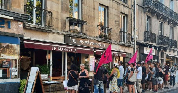 Dijon. Ils manifestent devant le restaurant Le Maharaja pour récupérer le titre de séjour d'un Afghan