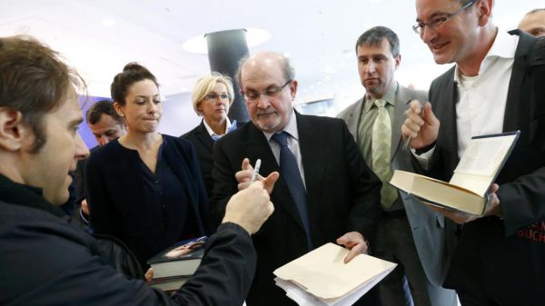 La vie de Salman Rushdie n'est plus en danger, l'assaillant présenté à une juge