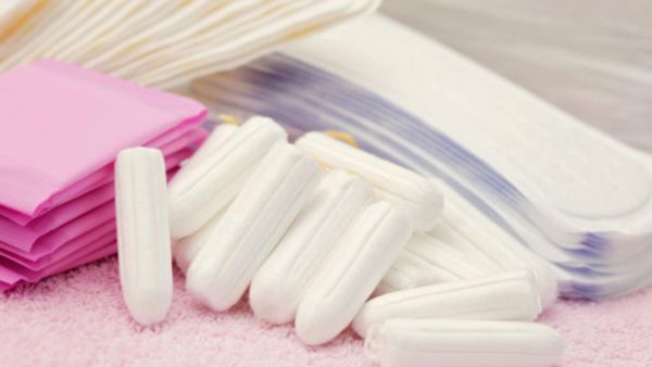 Tampons et serviettes périodiques gratuits pour toutes en Écosse, une première mondiale