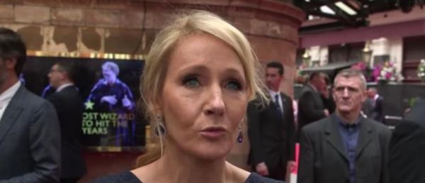 Agression contre Salman Rushdie :  L'écrivaine J. K. Rowling, auteure de la saga Harry Potter, menacée une nouvelle fois sur les réseaux sociaux : "Ne t'inquiète pas, tu es la prochaine "
