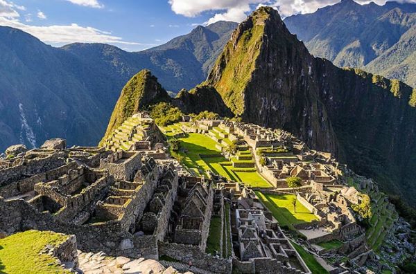 Pérou : des touristes protestent contre la suspension des entrées au Machu Picchu