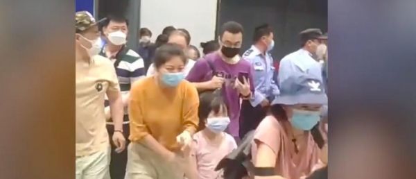 Regardez les images des clients d'un magasin Ikea à Shanghai pris de panique après la détection d'un cas de Covid-19 par les autorités sanitaires - VIDEO