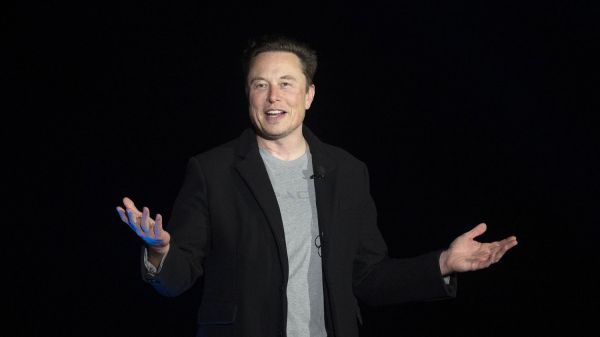 Elon Musk déclare racheter le club de Manchester United, puis dément en évoquant "une blague"