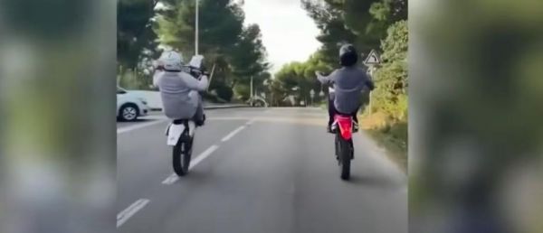 Rodéo urbain : Un jeune homme de 19 ans qui faisait une roue arrière, pour montrer sa nouvelle moto à ses amis, s'est tué hier soir à Marseille après avoir perdu le contrôle et percuté [...]