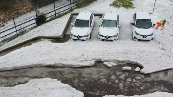 À Saint-Étienne, un violent orage cause une accumulation de grêle impressionnante