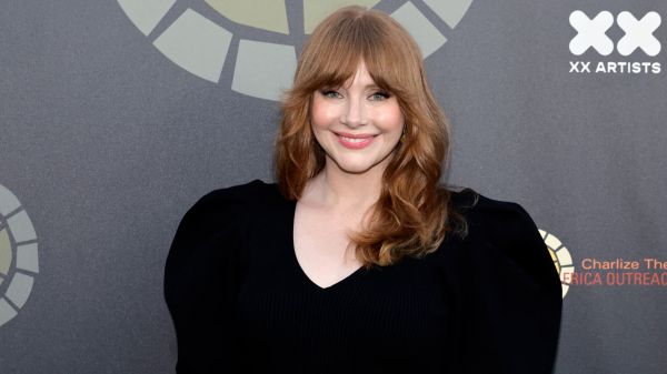 Bryce Dallas Howard confie avoir été "bien moins payée" que Chris Pratt pour la trilogie "Jurassic World"