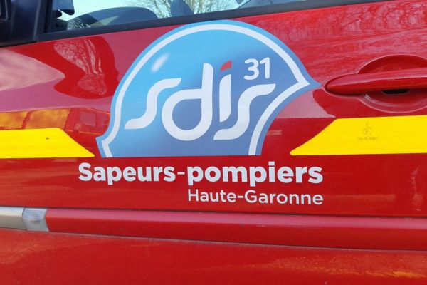 Un incendie en cours ravage un dépôt de bus au sud de Toulouse, 14 bus en feu