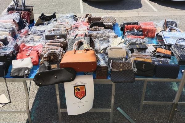 Contrefaçon : des faux sacs de luxe saisis sur un marché du Barcarès