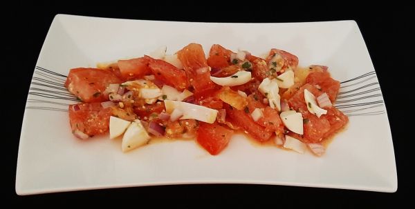 Salade tomates et œufs durs. Une recette d'entrée froide simple.