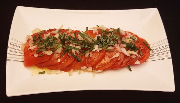 Salade de tomates estivale. Une recette rapide et rafraichissante.