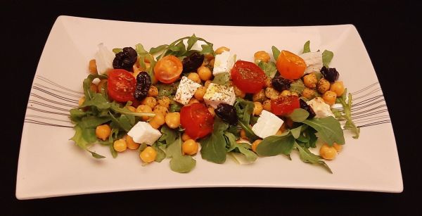 Salade de pois chiches et feta. Une recette d'entrée Grecque facile