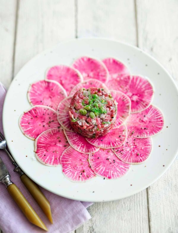 Tartare de bœuf sur carpaccio de radis chinois