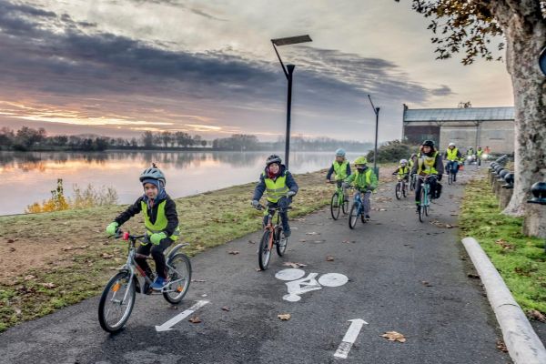 Des écoliers sur le bon chemin, pour bouger plus et polluer moins