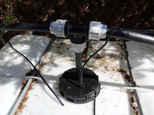 Un arrosage automatique goutte à goutte par pompe immergée connectée