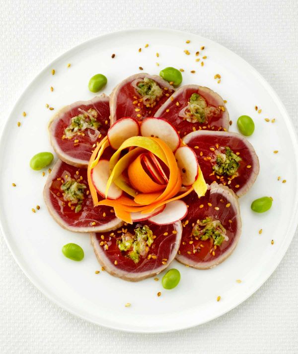 Tataki de thon, vinaigrette au sésame, légumes crudité