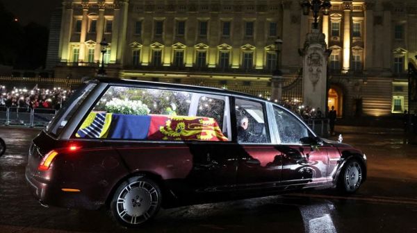 DIRECT. Funérailles d'Elizabeth II : les Britanniques vont pouvoir saluer le cercueil de la reine à Londres