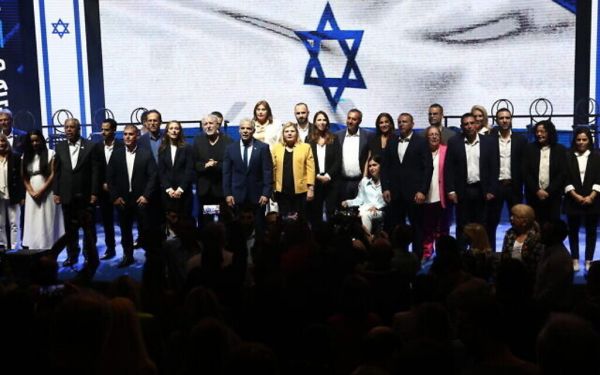 Lapid dévoile la liste de Yesh Atid et condamne l'accord du Likud avec les Haredim