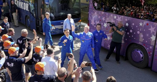 Malgré les tensions, un astronaute américain et deux cosmonautes russes s'apprêtent à faire fusée commune