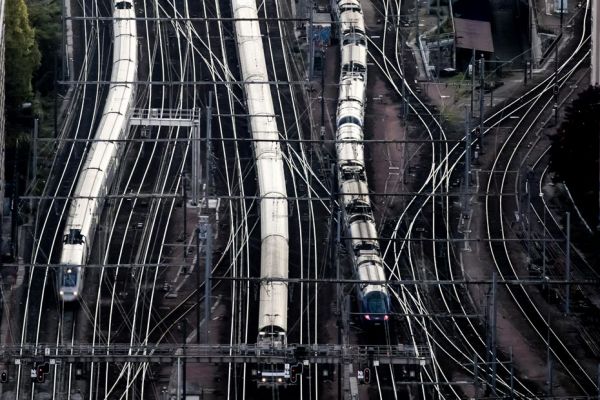 Un camion heurte un pont ferroviaire et bloque la circulation