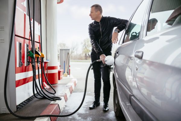 Auto : quand faut-il couper le moteur pour payer moins cher ?