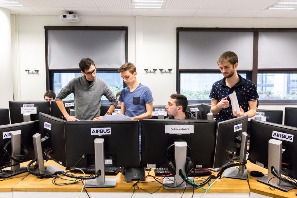 Le succès fulgurant des études en apprentissage : « Sans cela, j'aurais été bloquée financièrement »