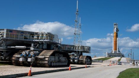 Un ouragan force la Nasa à rentrer sa fusée pour la Lune, lancement encore reporté