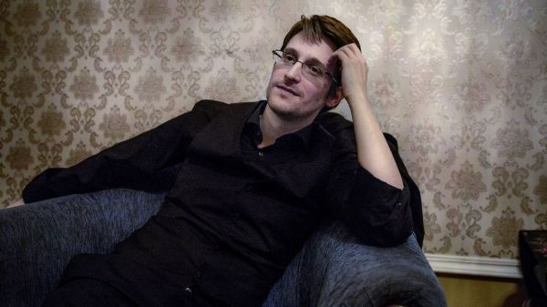 Vladimir Poutine accorde la nationalité russe au lanceur d'alerte Edward Snowden