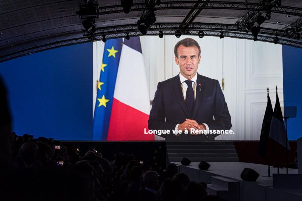« Isolé, Emmanuel Macron doit naviguer entre l'écueil de l'empêchement et la tentation de l'autoritarisme »