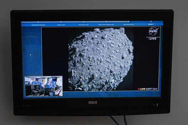 Le moment où la sonde DART s'écrase contre l'astéroïde Dimorphos