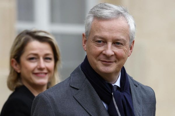 Par souci d'économies d'énergie, Bruno Le Maire va troquer les cravates contre « les cols roulés »