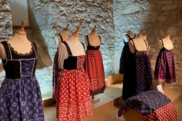 Alsace : quand le costume alsacien devient vêtement du quotidien, il inspire les jeunes créateurs